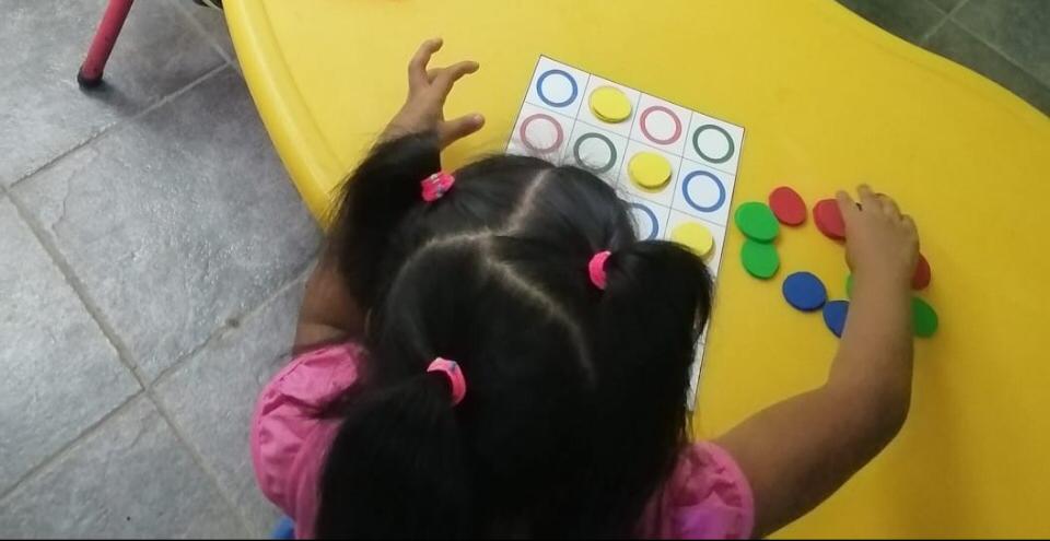 Padres de la Extensión de Colón reciben material para reforzar aprendizaje de sus hijos