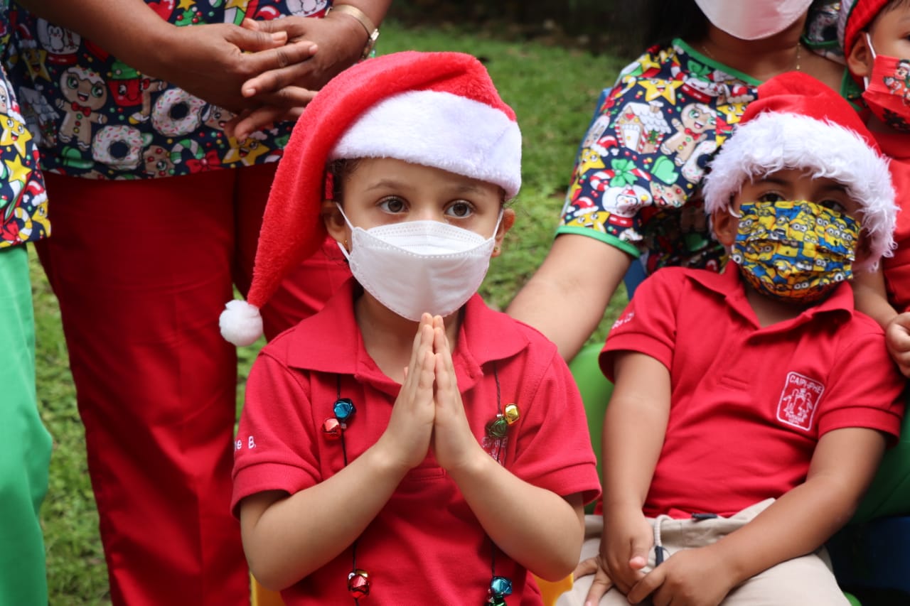En el IPHE: niños y niñas de Escuelas y Programas encienden Árbol de Navidad 