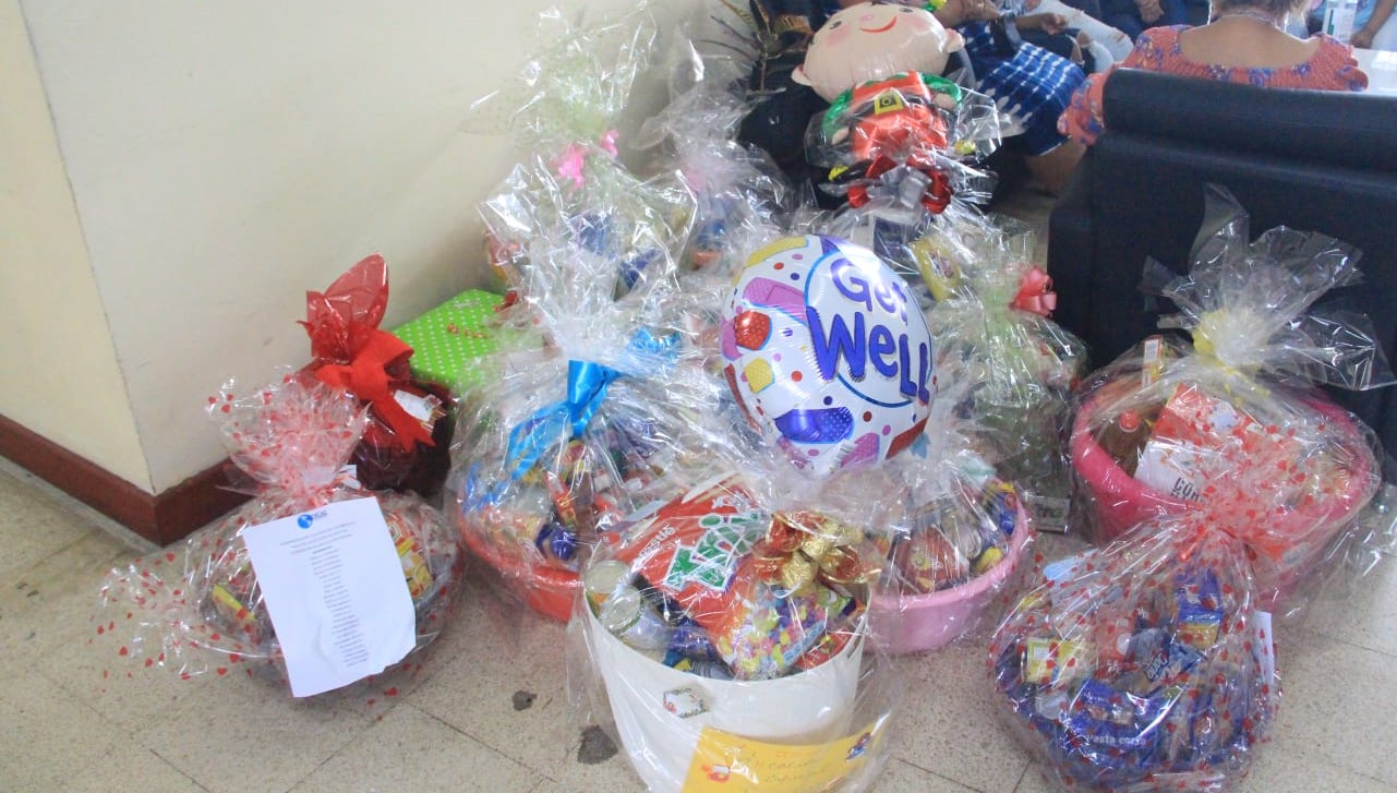 Padres de familia del IPHE, reciben canastas de comida por parte de estudiantes de UDELAS