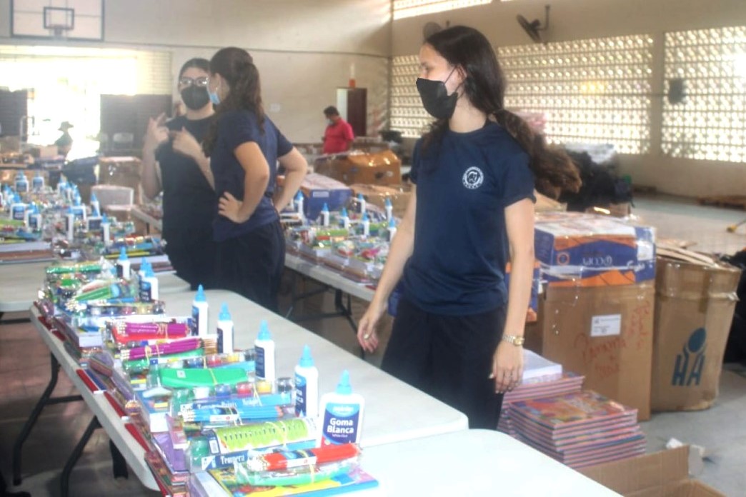 En el IPHE: Estudiantes del Panamerican School realizan labor voluntaria de empaques de bolsas pedagógicas 