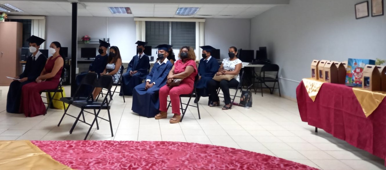 Extensión de Colón realiza graduación de 83 estudiantes 