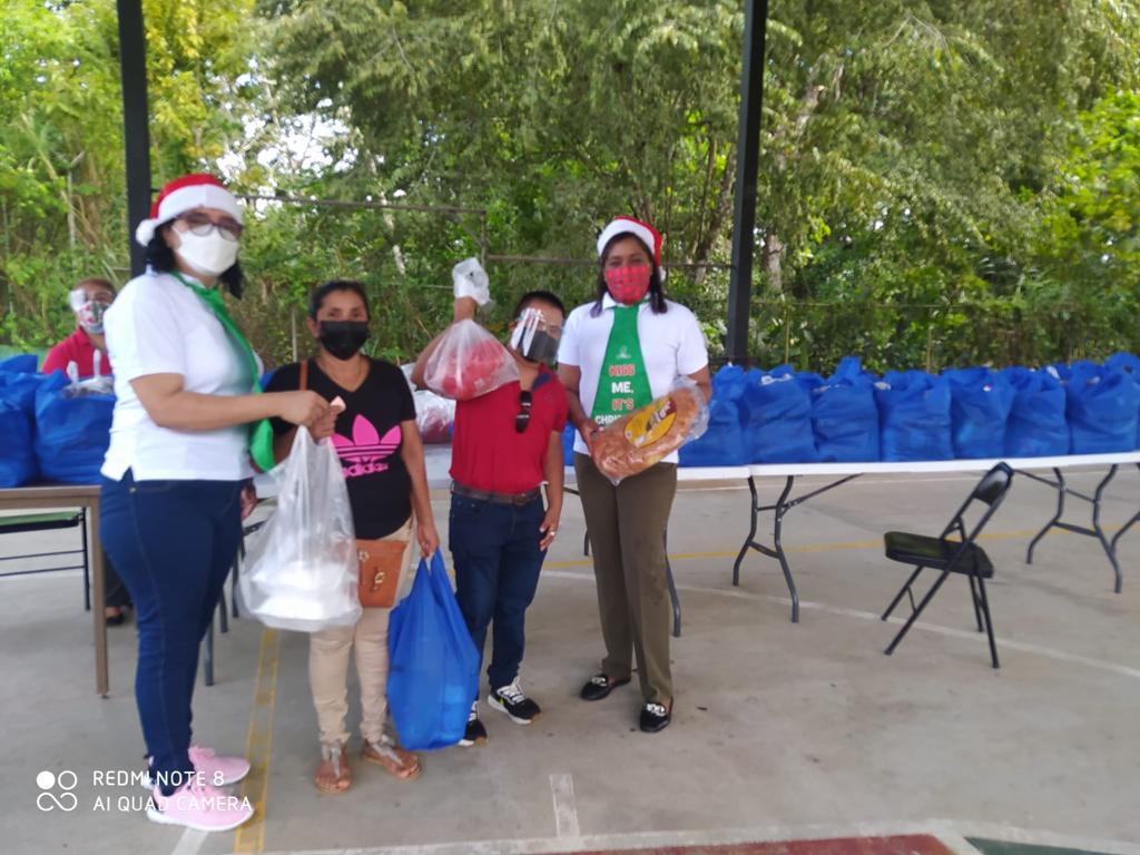 Comisión de Bienestar Estudiantil de la EVE entrega bolsas de Navidad