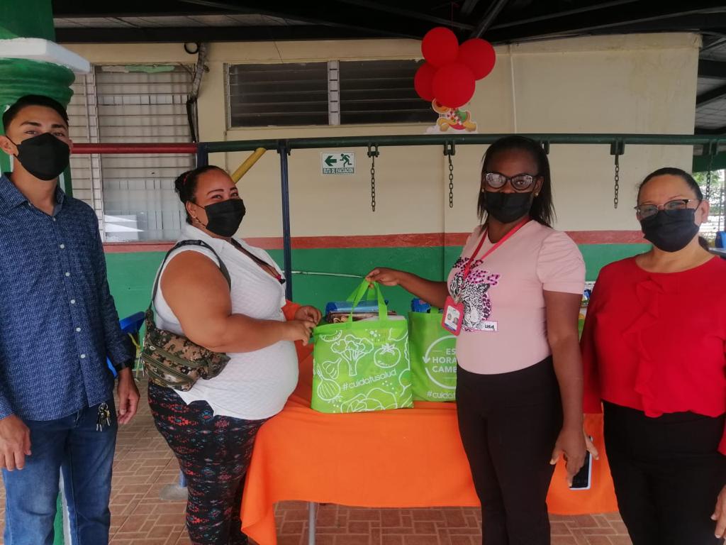 Escuela Nacional de Ciegos entrega bolsas con alimento a familias de estudiantes de escasos recursos