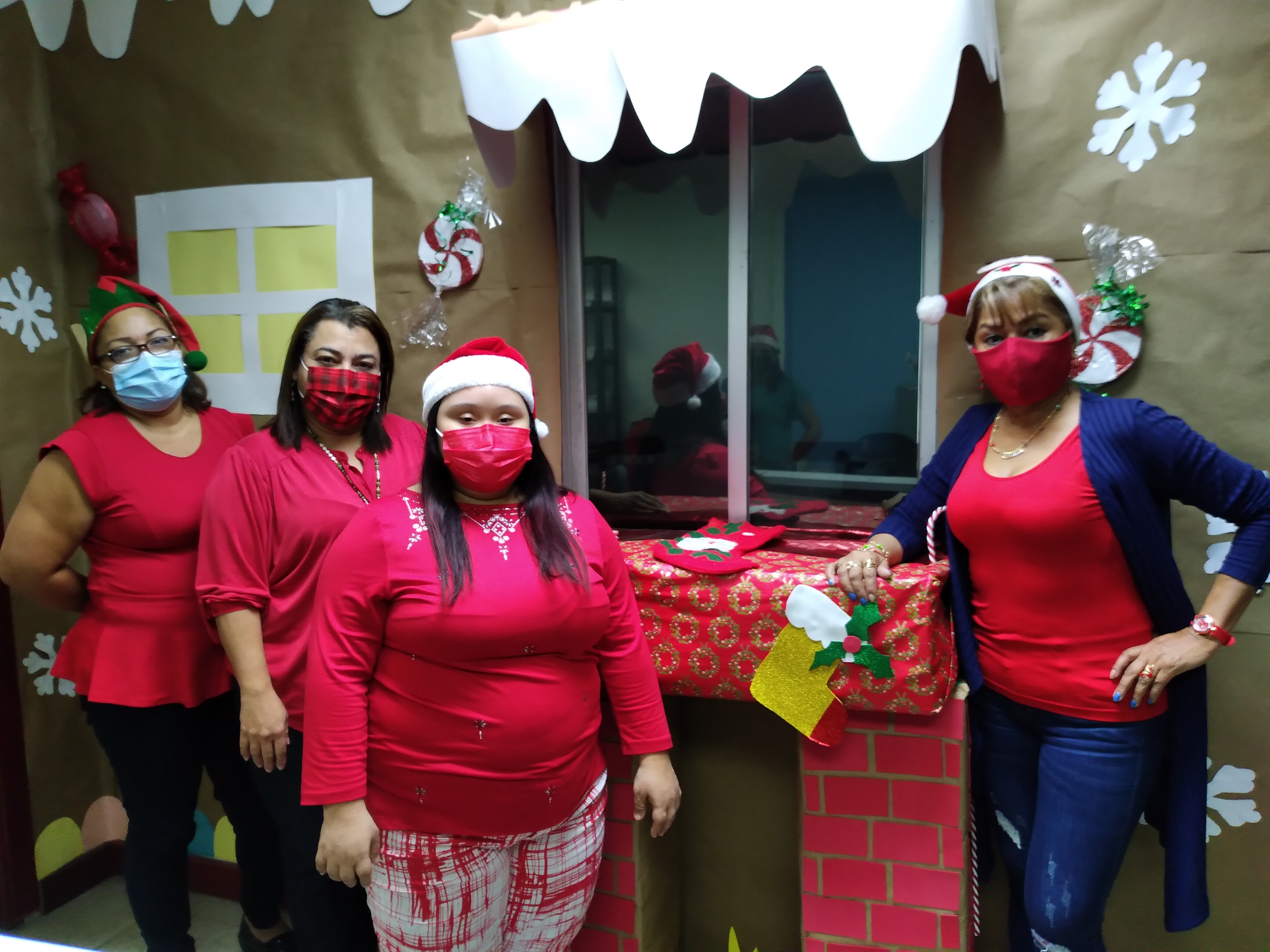 Departamentos y Oficinas del IPHE participan de Postales Navideñas