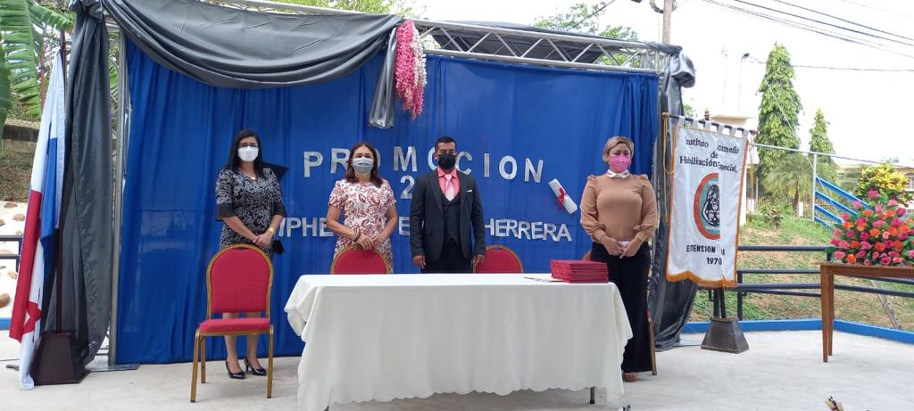 Extensión de Herrera gradúa a 12 alumnos de Carreras Técnicas Intermedias y 16 estudiantes de pre media