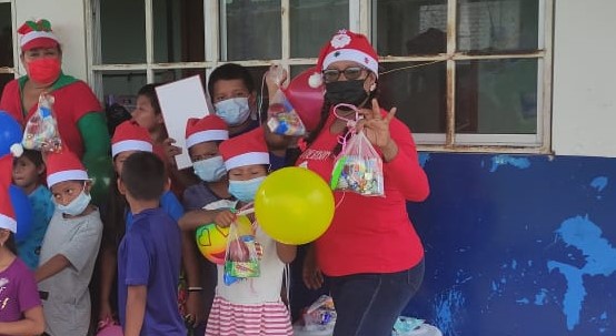 Alumnos de la Escuela Alto Playón son agasajados por Navidad 