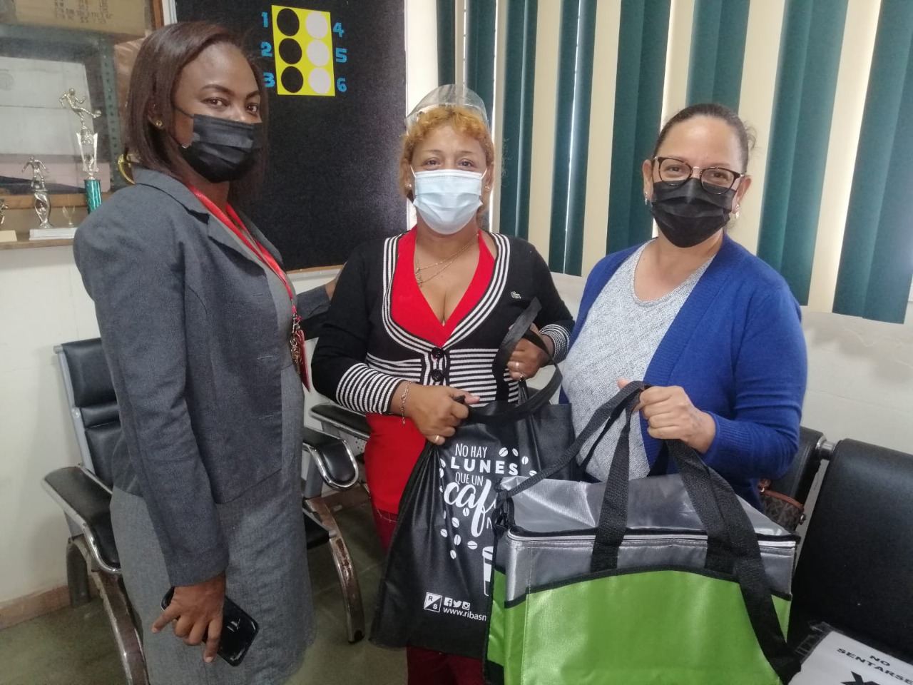 Madre de familia emprendedora recibe apoyo de la Escuela de Ciegos