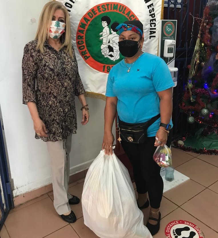 Familias de alumnos de escasos recursos pertenecientes al Programa de Estimulación Precoz reciben bolsas con alimentos