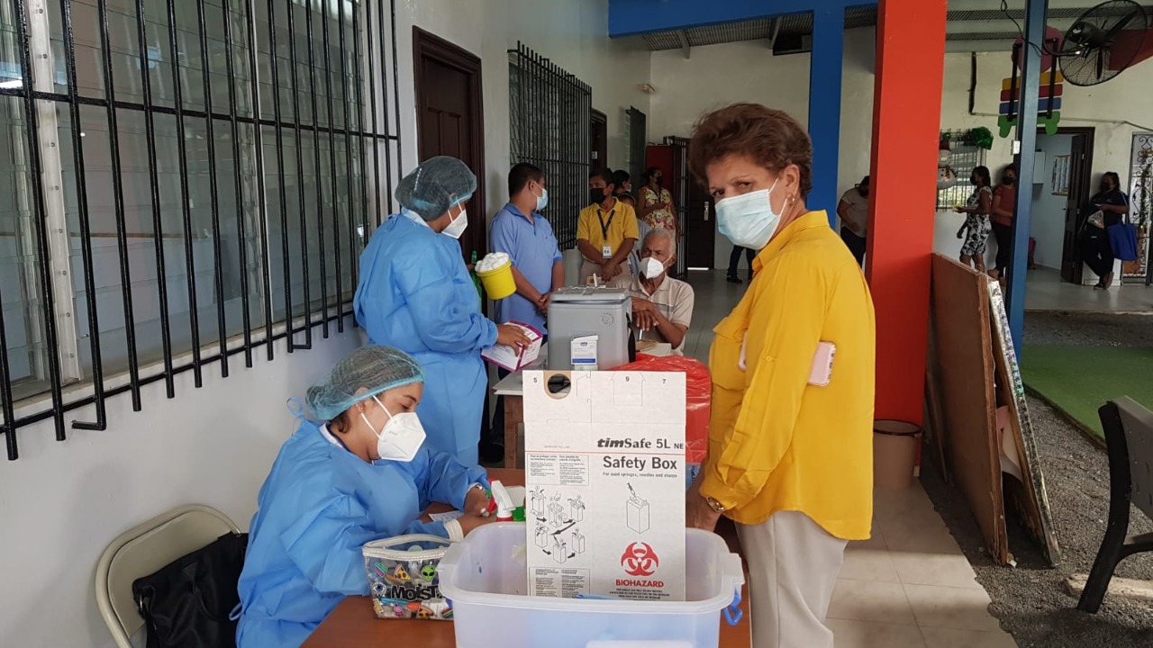 Comunidad educativa de la Extensión de Penonomé participan de jornada de vacunación