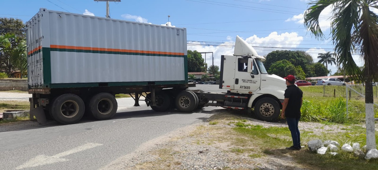 Extensión de Penonomé recibe contenedor para depósito de materiales