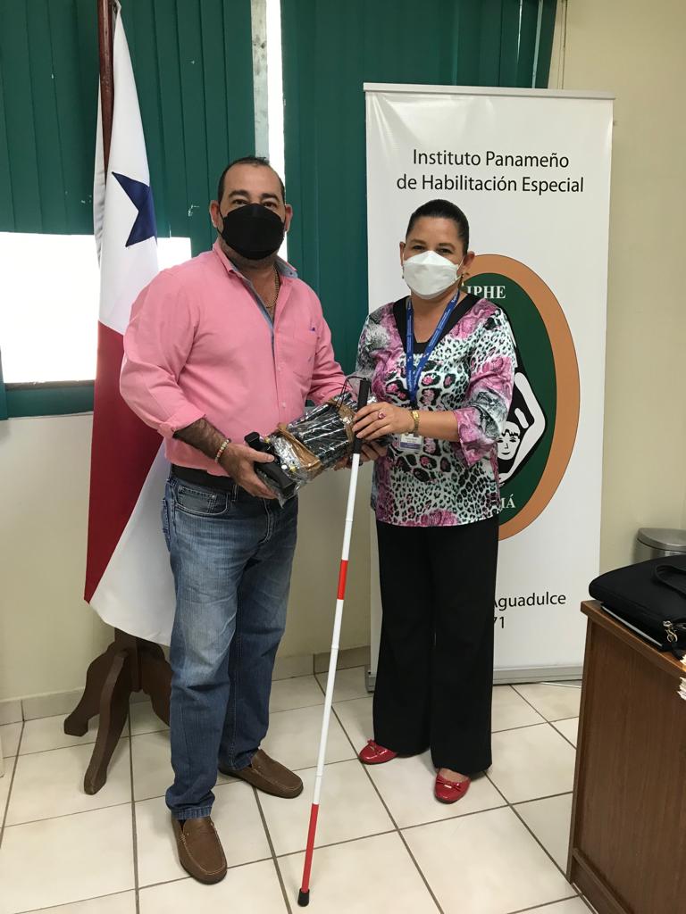 Extensión de Aguadulce recibe donación de bastones por parte de la Lotería Nacional
