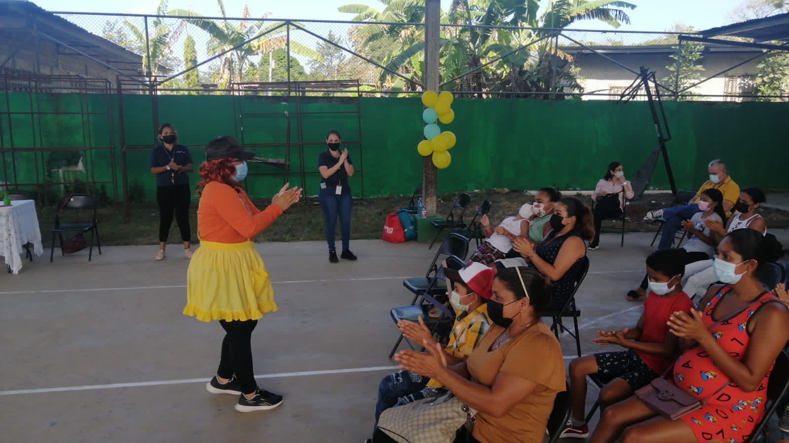 Entregan apoyos alimenticios a familias en Tonosí