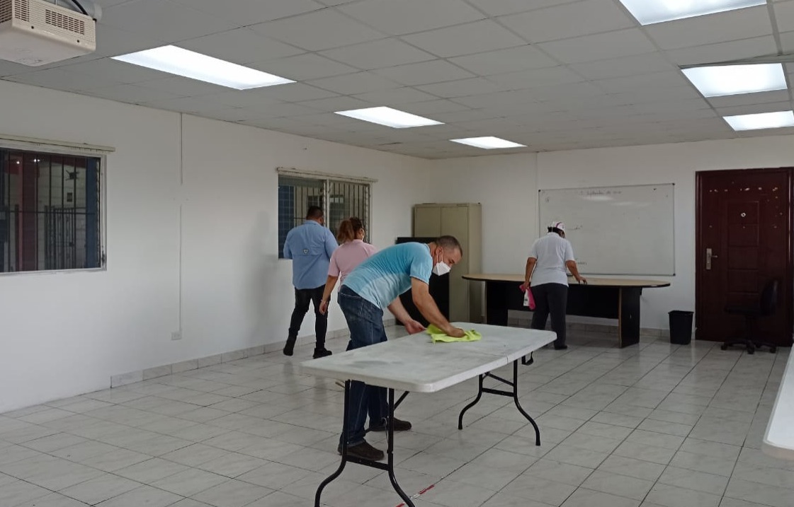 Administrativos y técnicos realizan jornada de limpieza en Extensión de Penonomé
