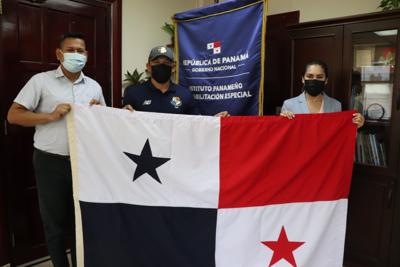 Selección de Futbol de Panamá portará nueva bandera nacional donada por el IPHE