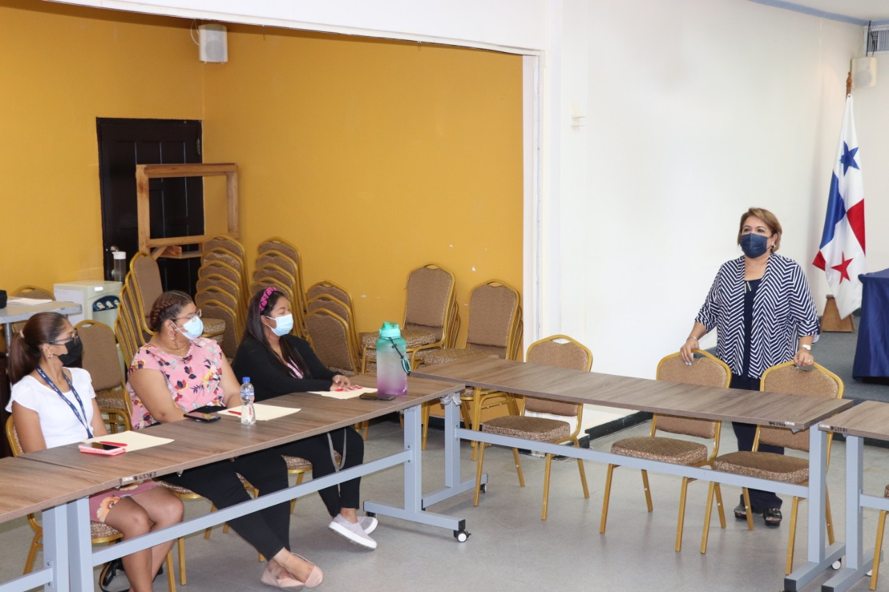 Docentes se capacitan sobre el uso de los colores en la educación del estudiante ciego y de baja visión