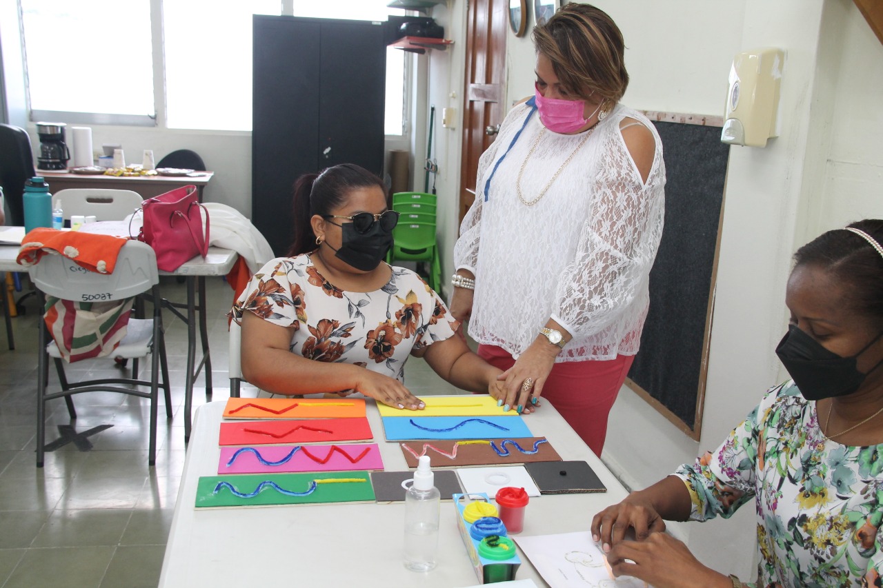 Culmina con éxito taller: Enseñanza de los colores para los estudiantes con discapacidad visual