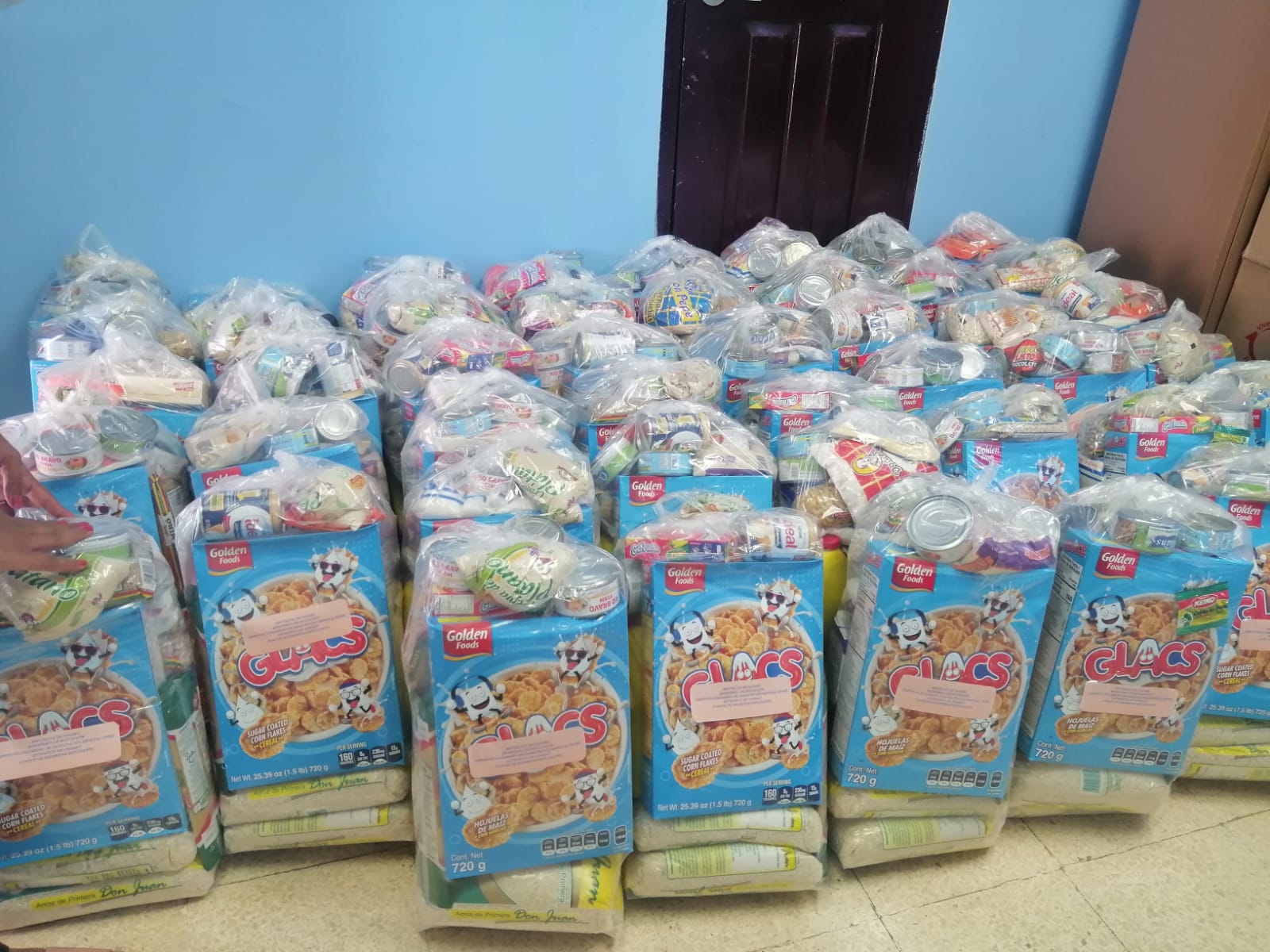 IPHE de David compra bolsas de comida para sus estudiantes