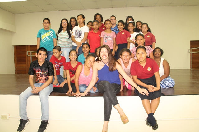 Estudiantes realizan ensayo final para el evento del desfile  Inclumoda