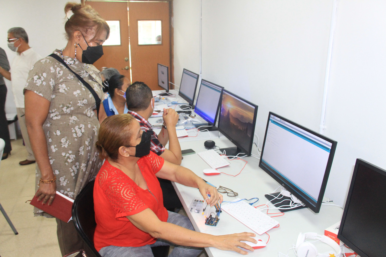 Docentes especializados afianzan conocimientos sobre adelantos tecnológicos    