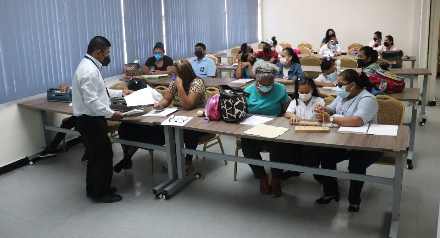 Alumnos con discapacidad visual refuerzan sus conocimientos a través de Tutorías Inclusivas