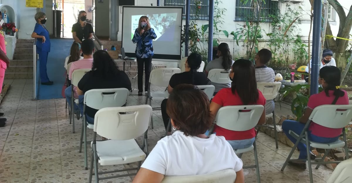 Padres de familia con hijos que asisten al Programa de Estimulación Precoz reciben docencia para conocer los servicios que recibirán sus hijos