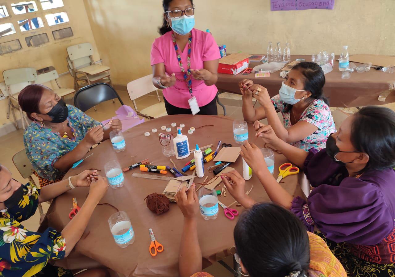 Madres de familia del IPHE Extensión de Guna Yala crean materiales terapéuticos 