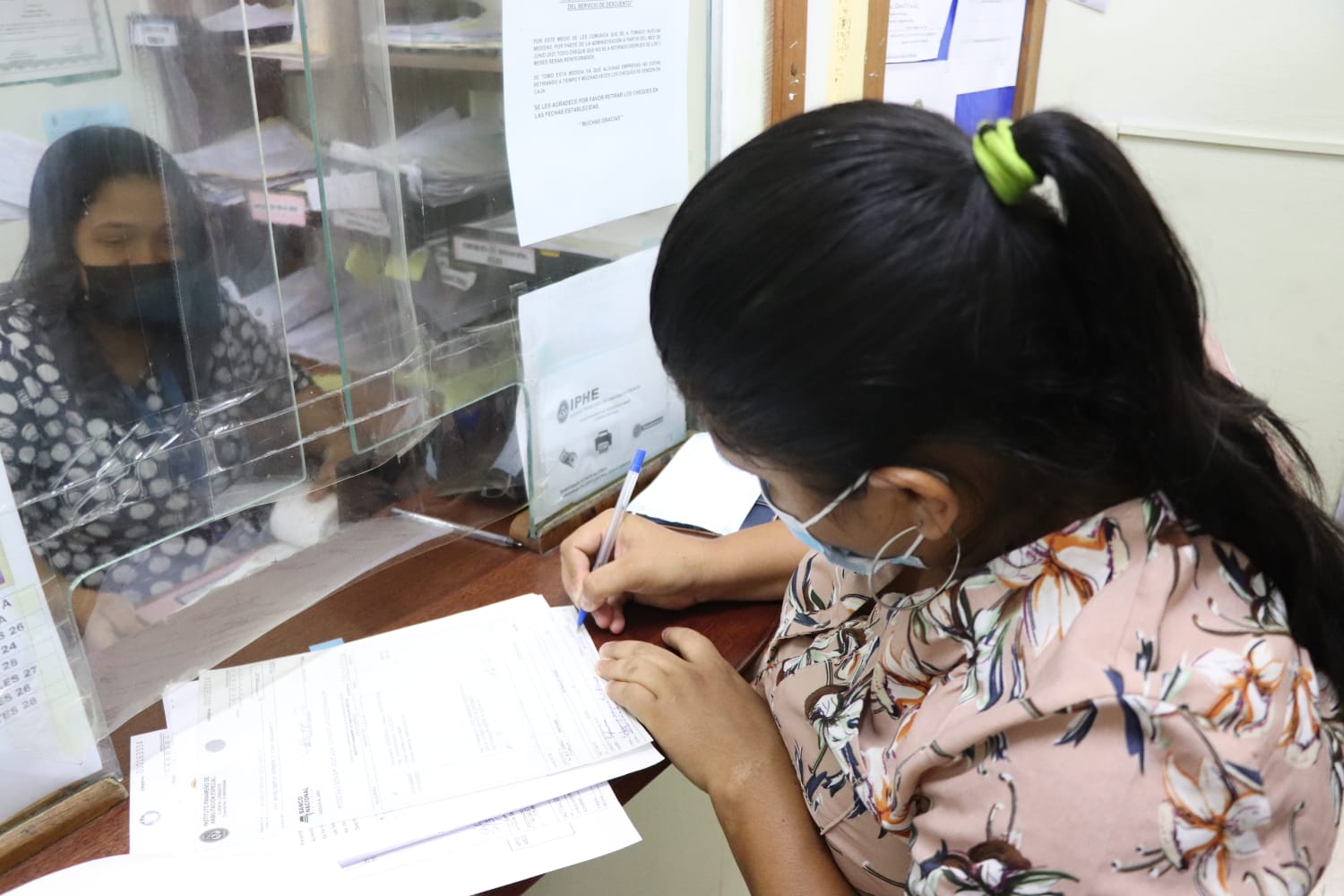 Entregan apoyo económico para estudiantes de IPHE Extensión Los Santos  