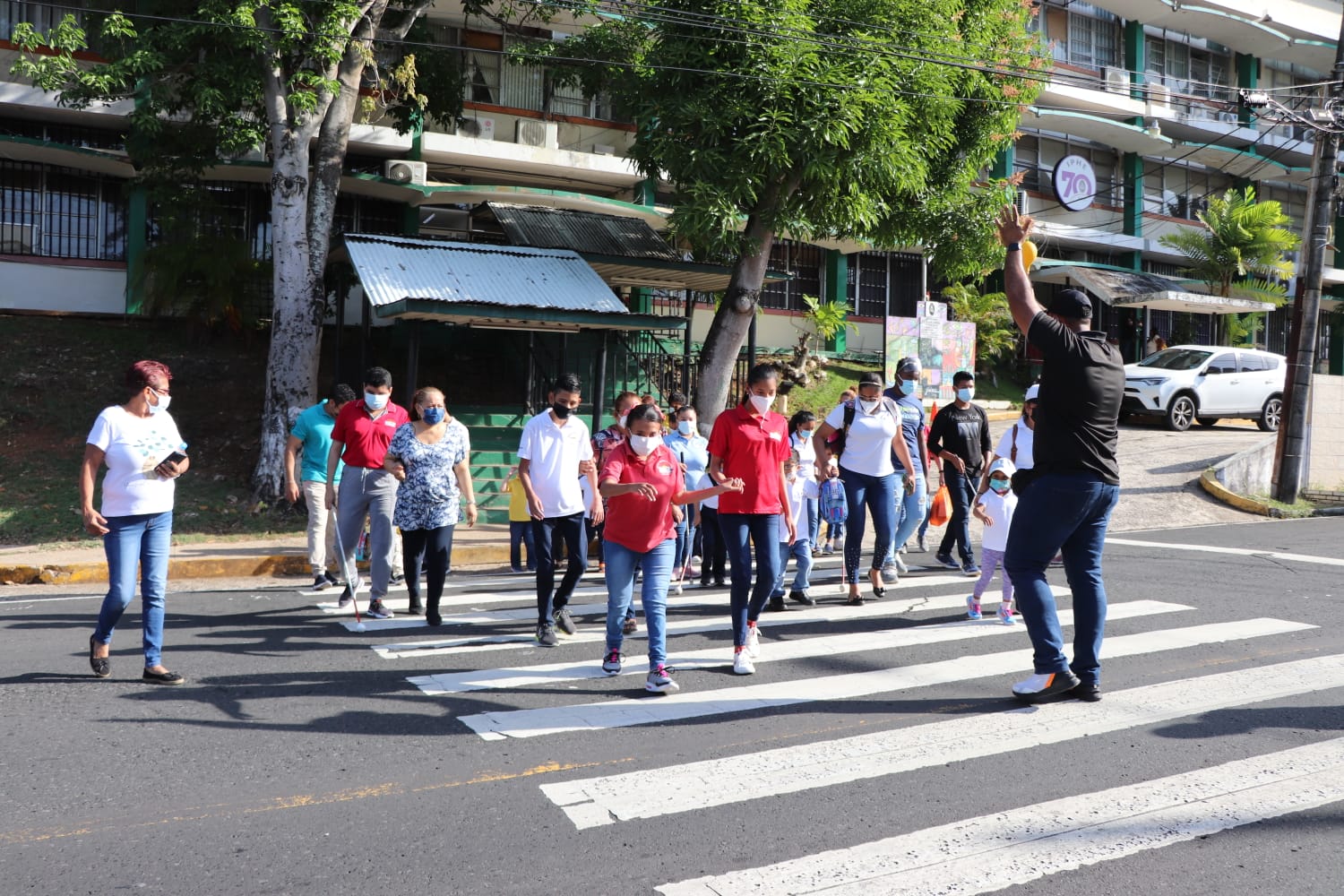 Alumnos ciegos y con baja visión son entrenados en Orientación y Movilidad para generar su autonomía de vida