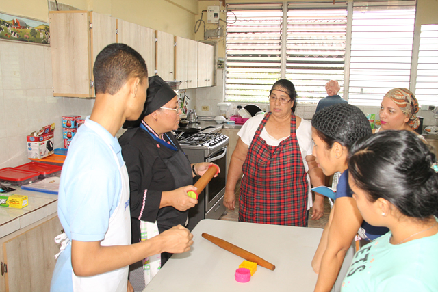 Madres de alumnos de Escuela Helen Keller aprenden técnicas de repostería