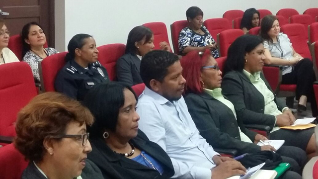 Administrativos del IPHE se capacitan sobre la mujer y el autismo