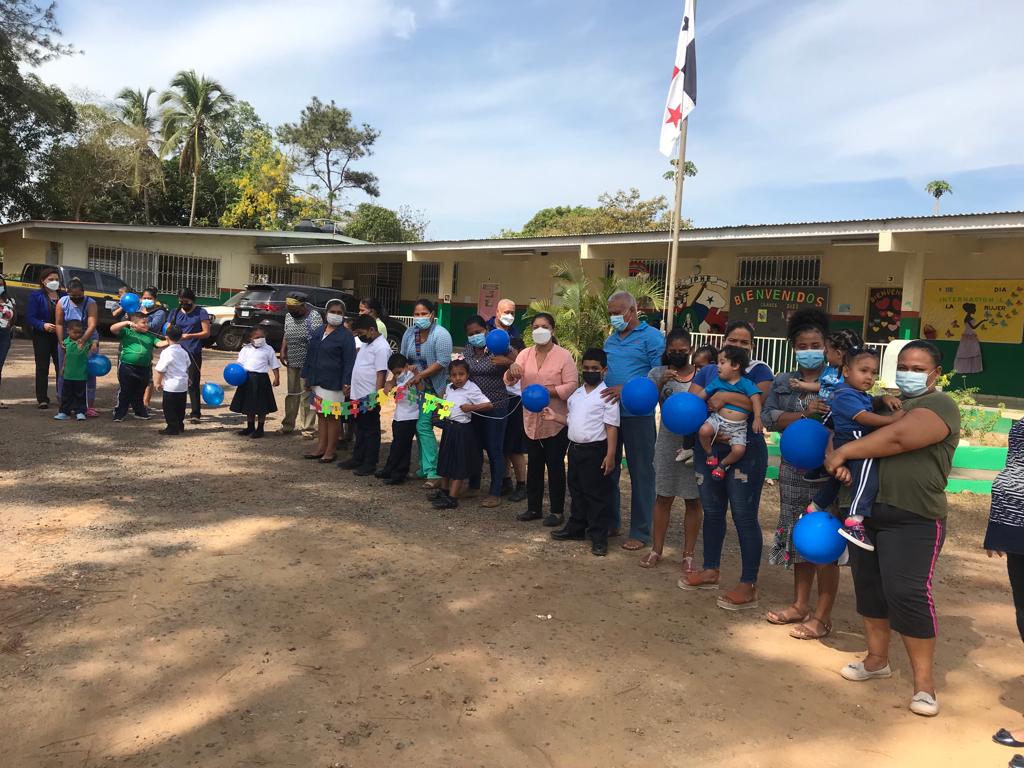 Comunidad educativa de Aguadulce conmemora el Mes del Autismo  