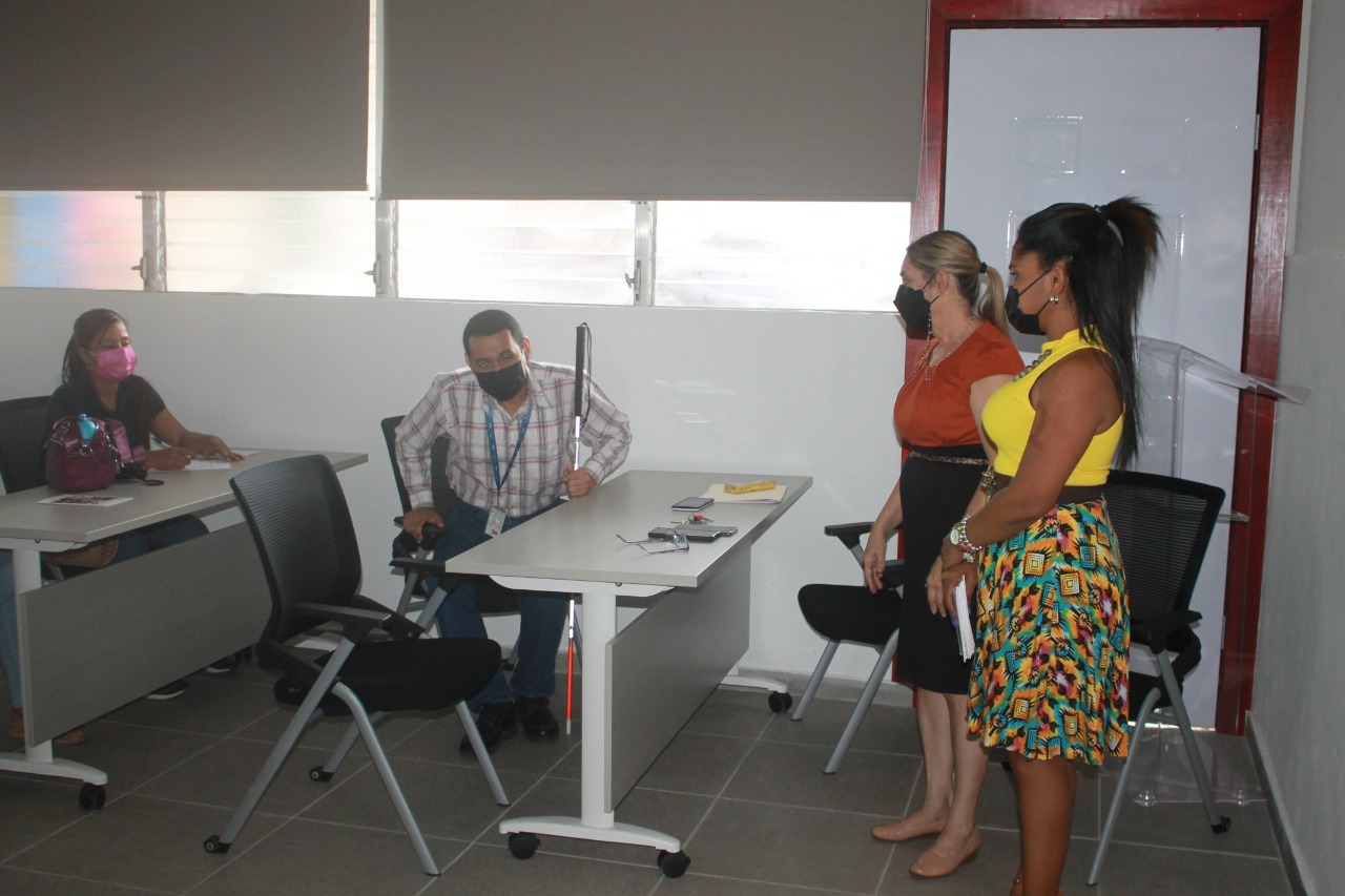 Orientan a padres de familia del Centro Louis Braille del IPHE sobre equiparación de oportunidades