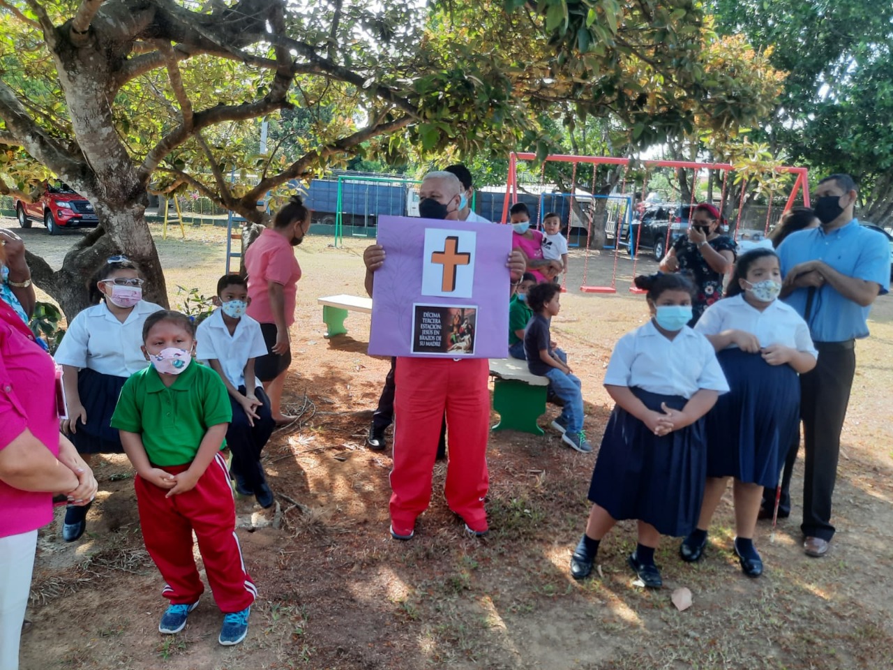 Comunidad educativa de Aguadulce recorren las 15 estaciones del Vía Crucis