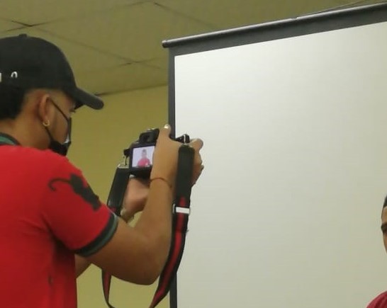 Estudiantes de la Escuela Vocacional Especial (EVE) participan en sesión fotográfica para el carnet escolar 
