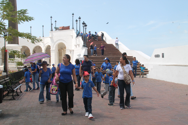 Estudiantes del programa de Autismo participan de excursión
