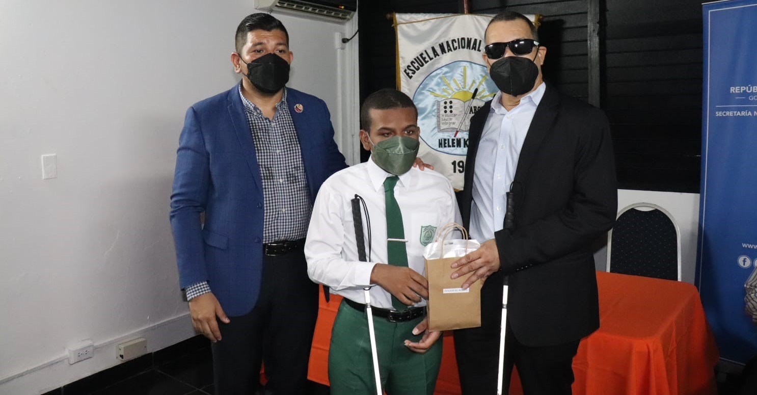 Alumnos de la Escuela de Ciegos Helen Keller se benefician con la donación de modernas grabadoras digitales