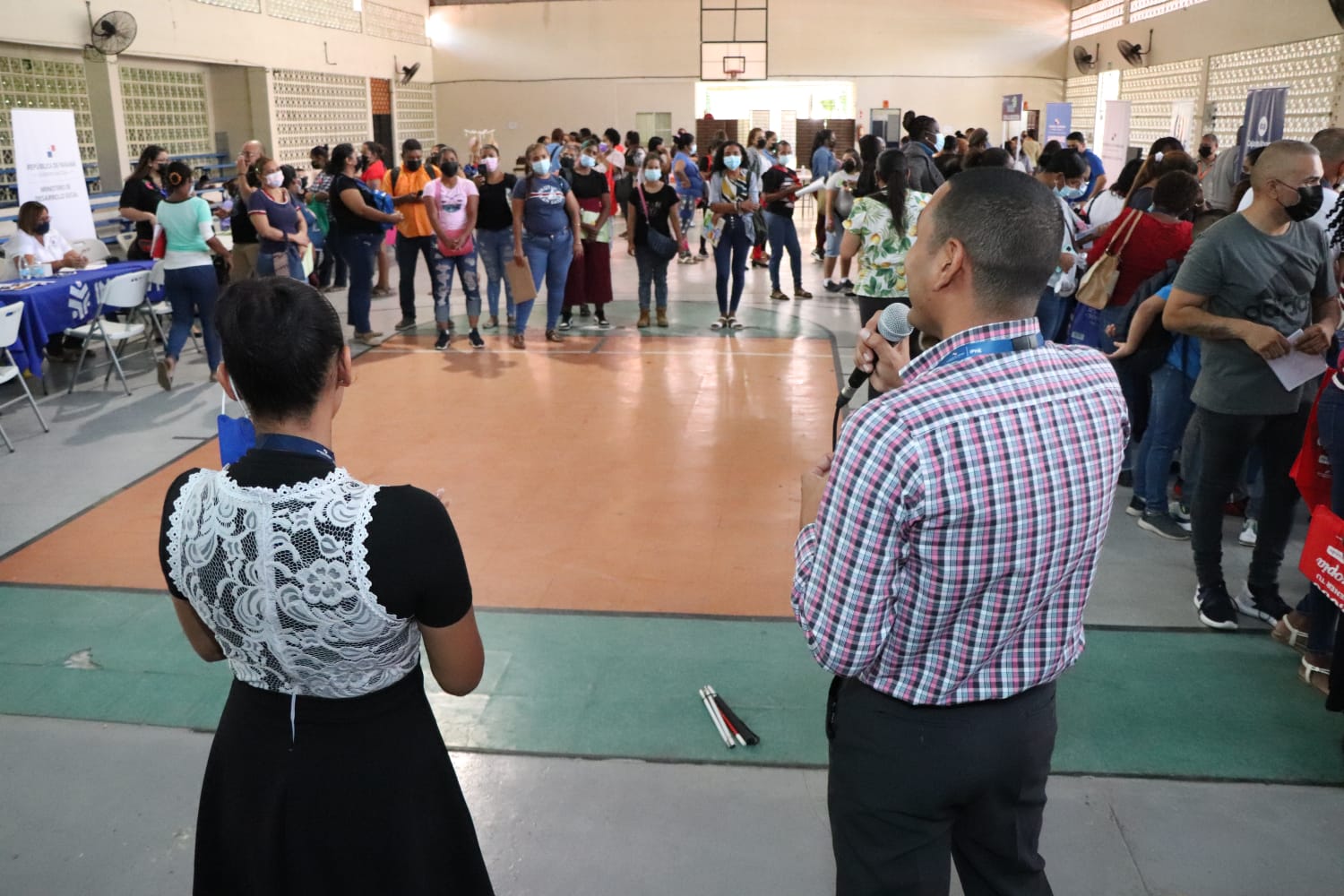 Padres de familia del IPHE participan de conversatorio