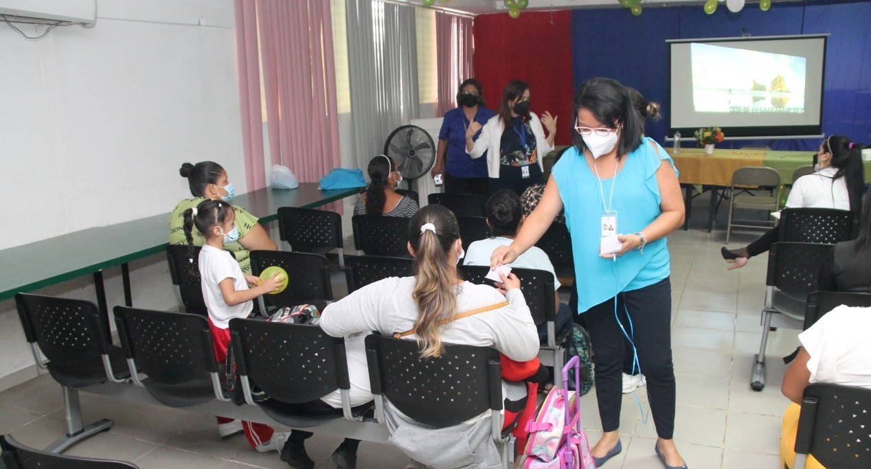 Padres de familia participan del taller: Un Viaje Feliz por la Vida  
