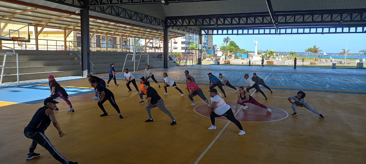 Personal de la Extensión de Colón participa de jornada de actividad física y salud  