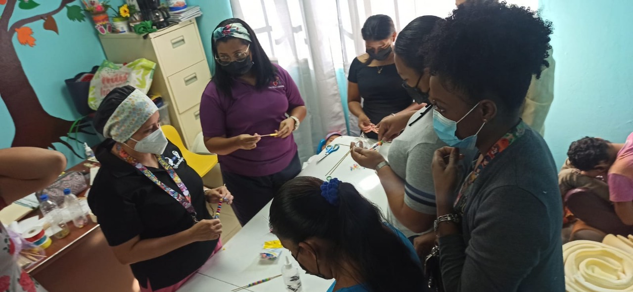 Madres de familia aprenden a confeccionar materiales adaptados para la atención de sus hijos  
