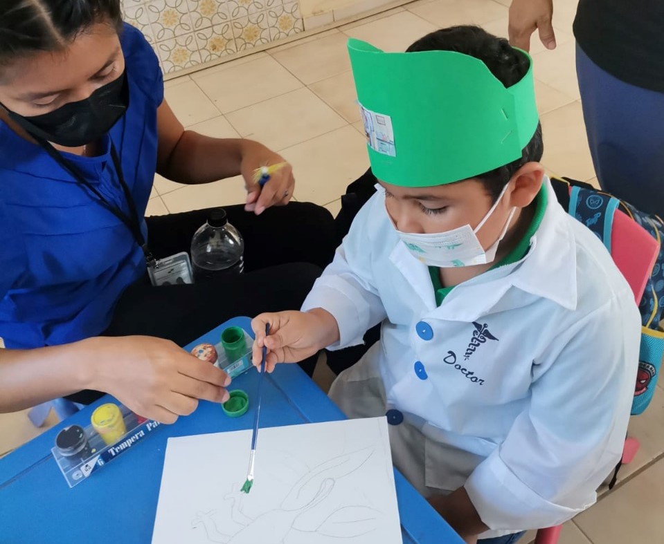 Estudiantes de Aguadulce se divierten pintando y coloreando en clase  