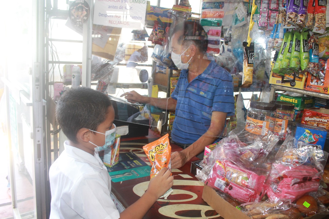 Estudiantes  aprenden a realizar compras
