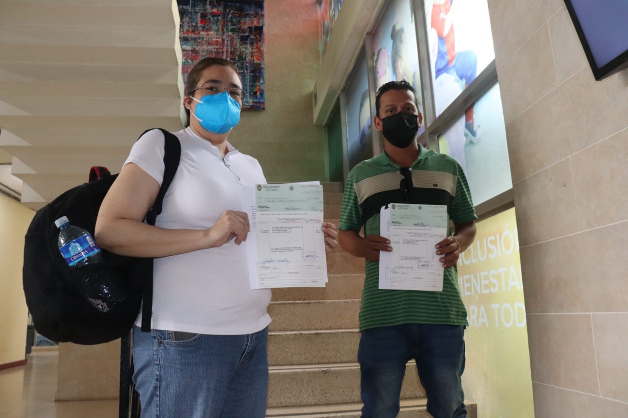 Entregan apoyo económico a estudiantes