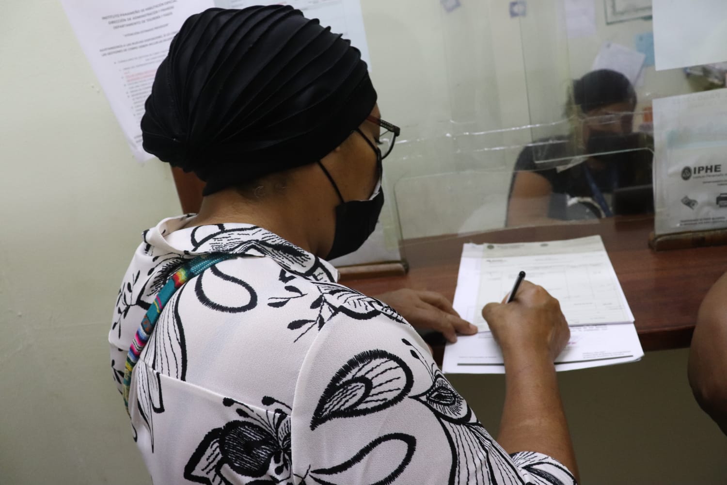 Entregan apoyo económico a estudiante