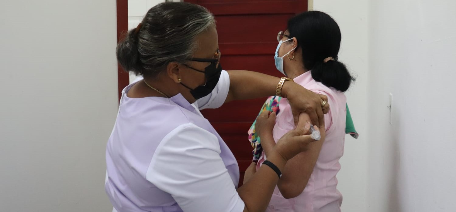 Aplican vacunas para prevenir enfermedades 