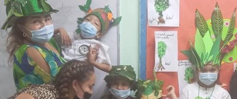 Estudiantes aprenden a cuidar los árboles  