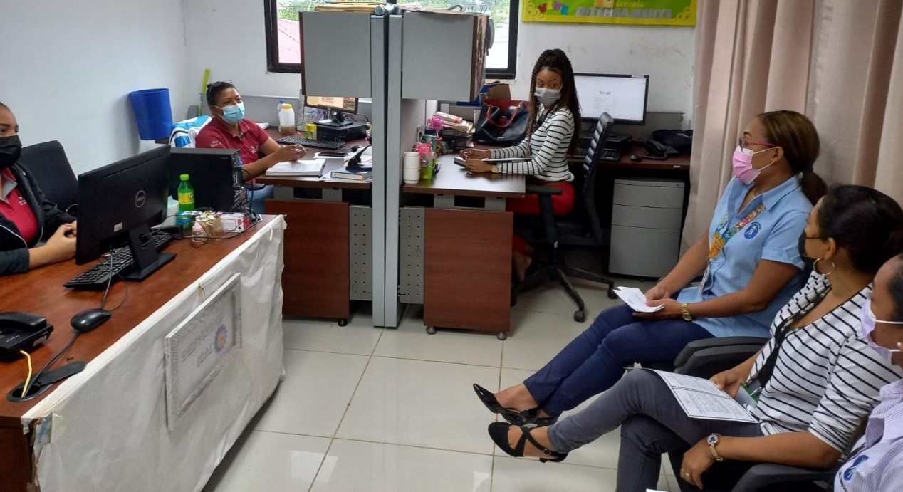 Trabajadoras sociales coordinan asistencia a estudiantes  