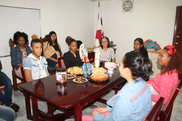 Estudiantes de Diseño de Modas de la UP son agasajados en el IPHE