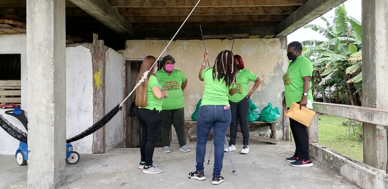 Entrega de alimentos en Costa Abajo