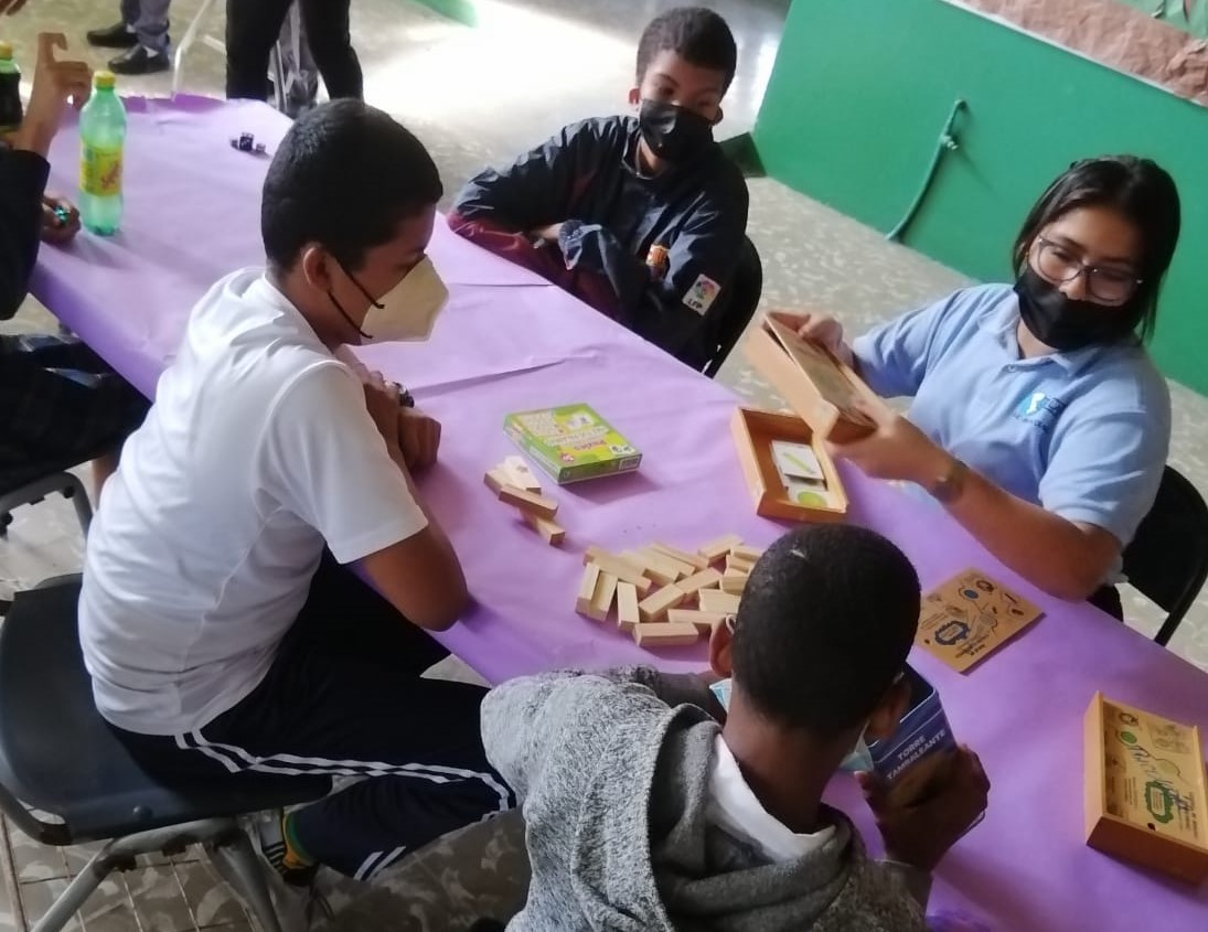 Estudiantes de Colón participan en taller